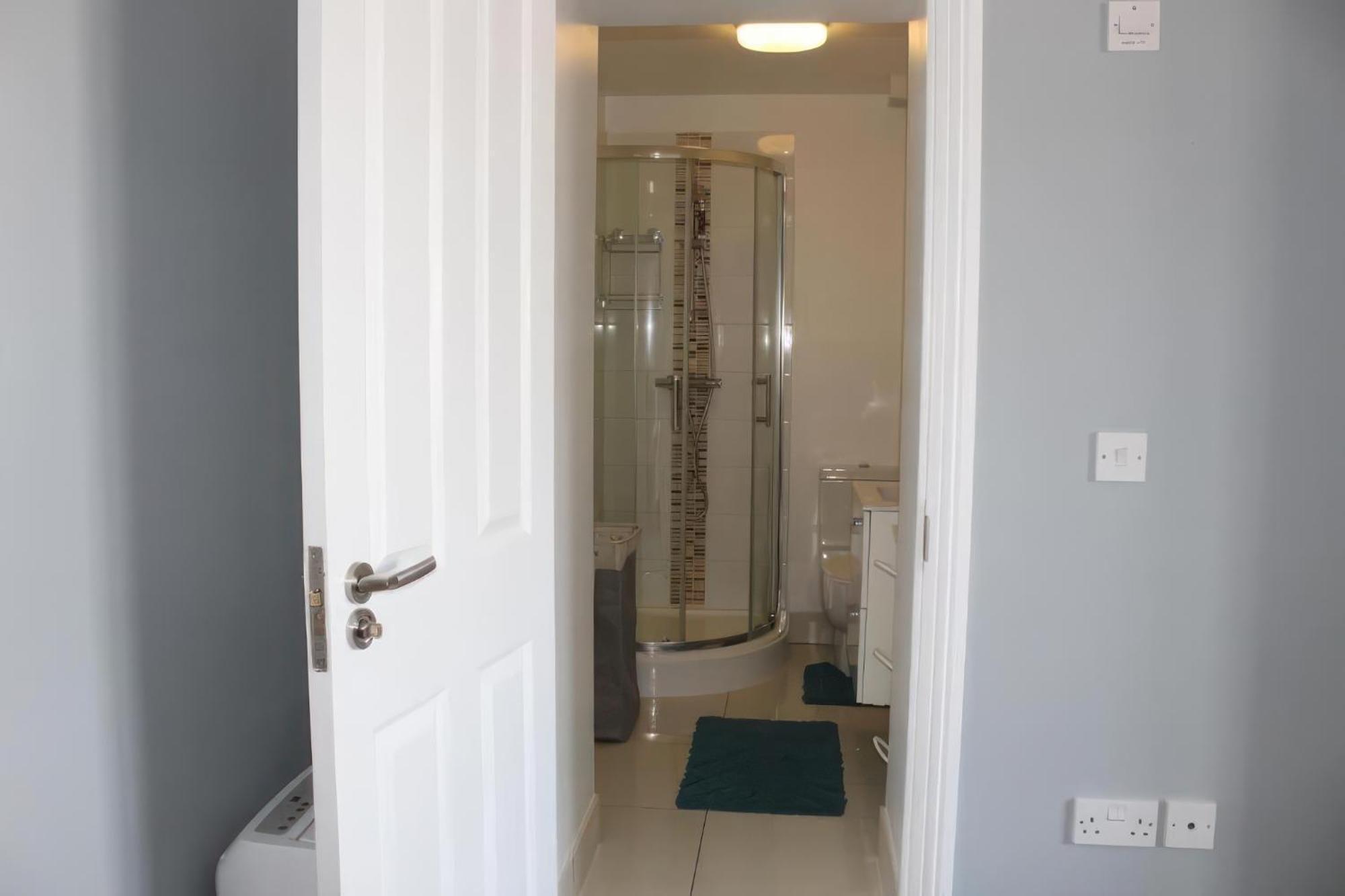 Lovely 2 Bed 2 Bath Flat With Free Parking Пул Екстериор снимка