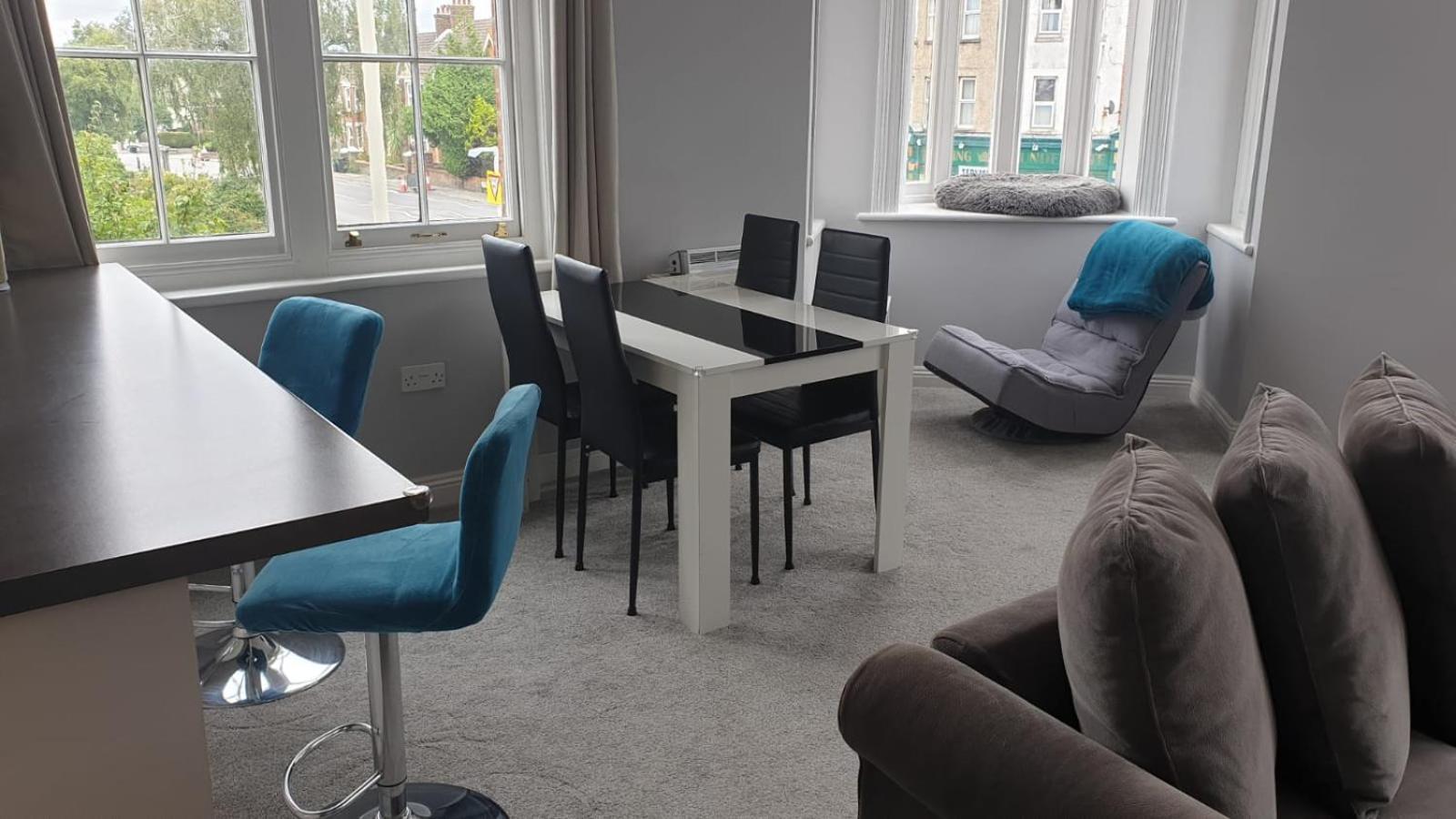 Lovely 2 Bed 2 Bath Flat With Free Parking Пул Екстериор снимка